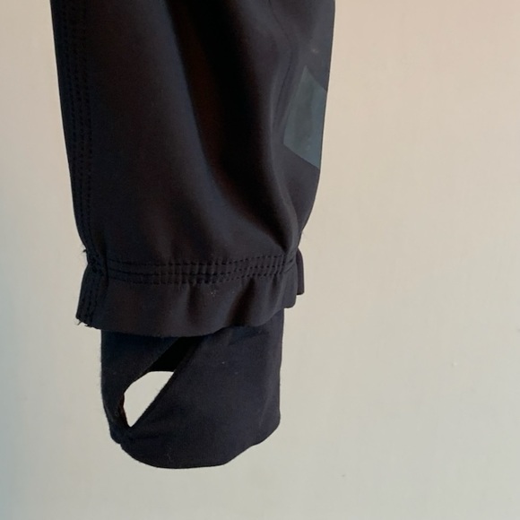 Lulu Lemon light jacket. Black. Size 4. Measurements in photos - Picture 5 of 9